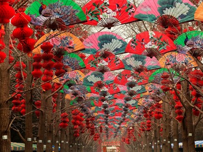 Pekín. Decoración festiva en el barrio de Wudaoying hutong