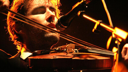 Andrew Bird with violin in concert © Dani Cantó