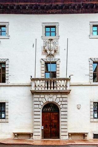 Facciata di Palazzo Roccabruna, Trento, Italia