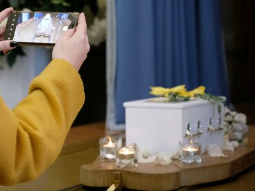 Ha osservato come chi lavora nella cura sia esposto a un impatto emotivo intenso e spesso cumulativo