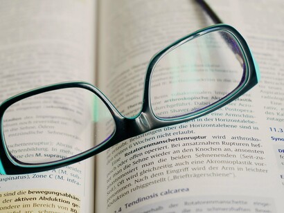 Um teste usado para verificar se as palavras são sinônimas consiste em substituir uma pela outra para verificar se o sentido se mantém. Exemplificando: na frase "O médico recomendou-lhe uma dieta porque estava gordo", gordo é sinônimo de obeso, pois é possível a substituição por "O médico recomendou-lhe uma dieta porque estava obeso"