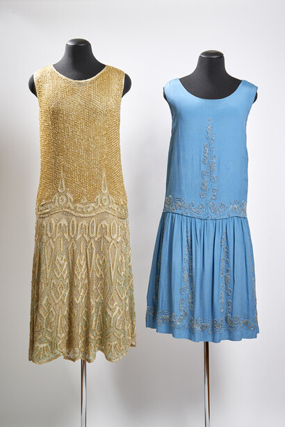 Robes Art déco des années 1920, modèle bleu en crêpe de Chine avec une broderie allemande ou française, probablement confectionné au Luxembourg, et modèle français en tulle de soie et aux perles de verre, portées vraisemblablement au Luxembourg (© MNHA, don de Ralf Schmitt, photo T. Lucas).