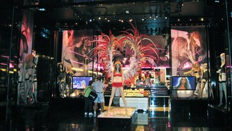 Loja da Victoria’s Secret em Los Angeles. Por décadas, a Victoria’s Secret foi uma potência no mundo da moda íntima. Seus desfiles anuais eram um espetáculo aguardado globalmente, reunindo as maiores modelos do mundo e performances de artistas renomados. Entretanto, o sucesso estava enraizado em uma visão limitada de beleza: magreza, eurocentrismo e um apelo sexual que começou a destoar dos valores contemporâneo