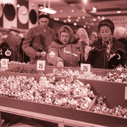 Personas comprando decoraciones para el árbol de Navidad, diciembre de 1960