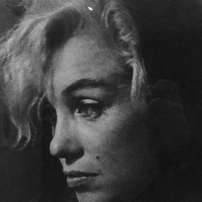 Marilyn Monroe di Arnold Newman nel Museo della fotografia dell'Aia, Olanda. Che il ritratto sia asciutto e geometrico, sensuale ed enigmatico o barocco, in ogni caso mantiene un controllo visivo completo di ogni aspetto formale del risultato finale: la sistemazione, l’illuminazione, il taglio dell’immagine sono sempre scelti con cura