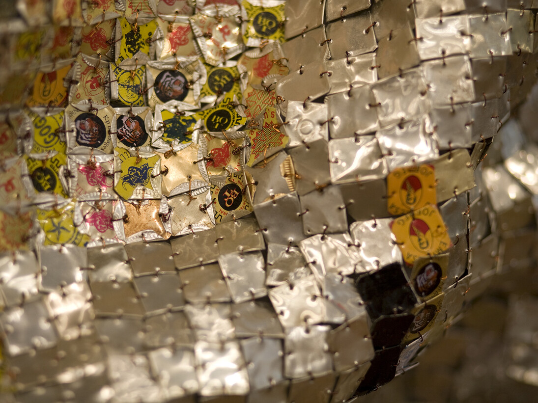 El Anatsui, Skylines, Detail 1, 2008,  Aluminium and copper wire, 300 x 825 cm, Photo Jonathan Greet, Image courtesy October Gallery London
