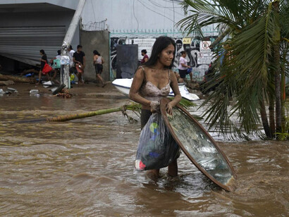 Personas rescatan sus pertenencias de los escombros tras el paso del huracán Otis por Acapulco, México