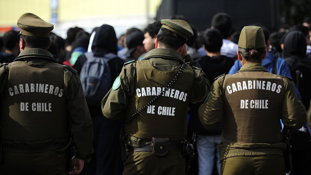 Carabineros de Chile es una institución policial militarizada que integra las Fuerzas de Orden y Seguridad