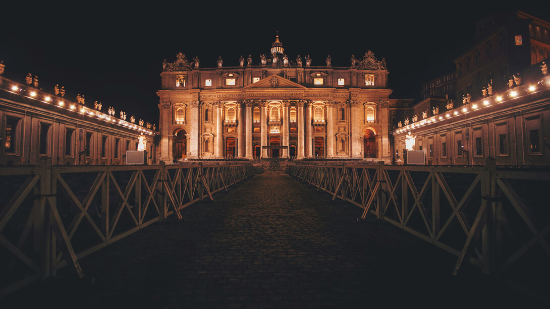 A cidade-estado do Vaticano iluminada à noite, na Itália