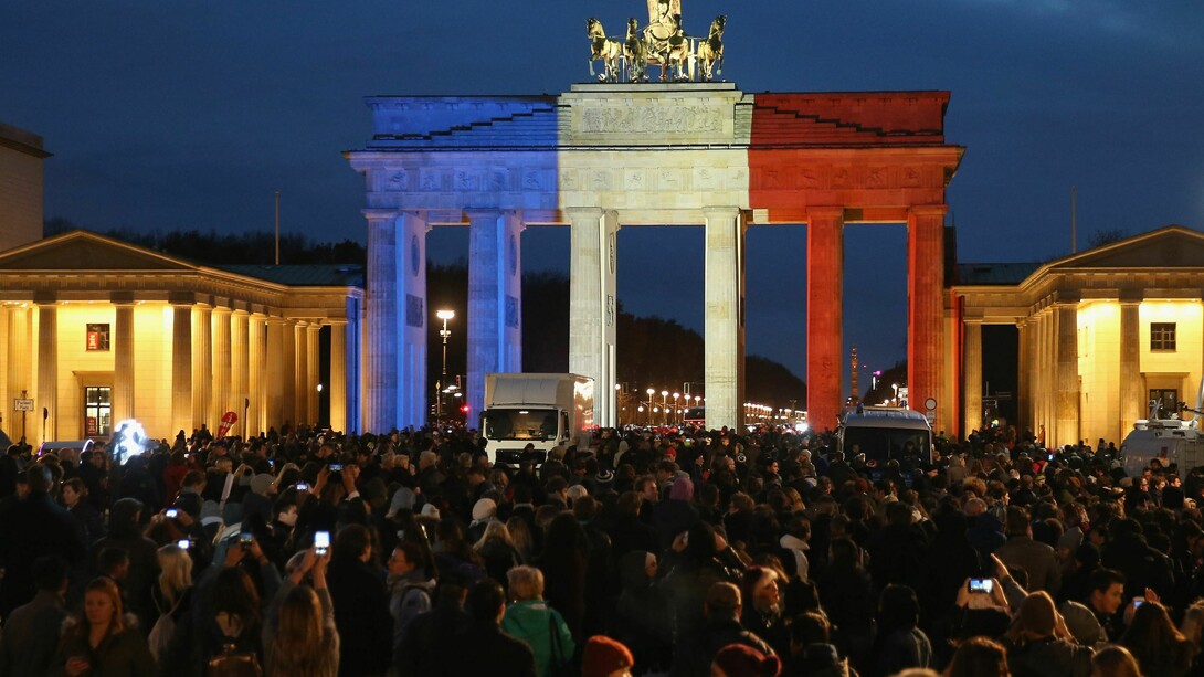La Puerta de Brandenburgo, Berlín, decorada con los colores de la bandera francesa tras los atentados de París