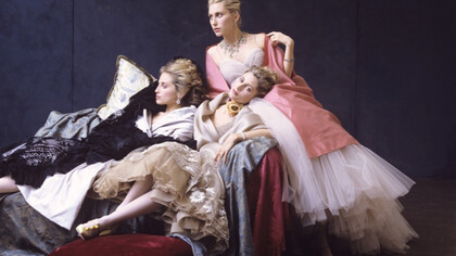 Pia Getty, la principessa Alexandra von Furstenberg e la principessa Marie‐Chantal di Grecia fotografate nel 1995 circa da David Seidner