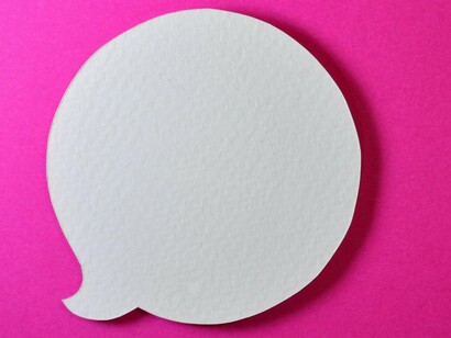 o exemplo mais emblemático de criador de línguas artificiais: J.R.R. Tolkien. Linguista apaixonado pela matéria, além de ser especialista do  especialista do Old English (séc. VIII a.C.-séc. XII d.C.) e do Middle English (séc. XII-XVI) e dos c. 16 idiomas que aprendeu, inventou diversas línguas fictícias desde a sua juventude (o Animalic, o Nevbosh e o Naffarin) até criar o universo do Senhor dos Anéis, onde as multiplicou: Quenya (baseado no finlandês, no grego e no latim), Sindarin (baseado no galês), Adunaico, Westron, Telerin, Doriathrin, várias línguas Mannish, Nandorin, Sindarin, Ilkorin, Avarin, Khuzdul, Entês, Orkish e a Língua Negra, Valarin, e o Élfico Primitivo. E não esqueceu nem a fonética nem os alfabetos (o Tengwar, o Angerthas e o Sarati, p. ex.), inspirando-se, como paleógafo, nas escritas “insulares” da Irlanda do século V