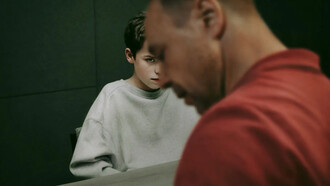 Adolescencia es una miniserie de Netflix que explora con profundidad y sensibilidad las experiencias emocionales y sociales de los jóvenes durante esta etapa crucial de la vida