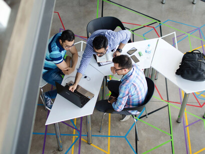 Persone sedute ad un tavolo a parlare 