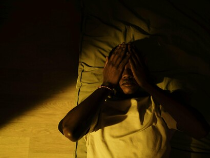 A verdade é que muitos amores acabam não porque não há mais amor, mas porque um dos dois não sabe lidar com o próprio desconforto. A pessoa sente algo, não entende, e foge. Foge como quem evita um espelho. Foge porque o amor verdadeiro mostra o que somos — inclusive o que não queremos ver