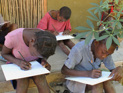 En el contexto actual de Haití, marcado por el dominio de bandas armadas y una violencia desenfrenada, los niños crecen con miedo y sin garantías mínimas de seguridad ni futuro