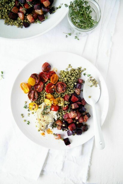 French puy lentil and goat cheese salad with roasted beets and tomatoes © Renée Kemps