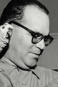 João Guimarães Rosa em sua casa segurando seus animais de estimação no ombro e junto ao peito