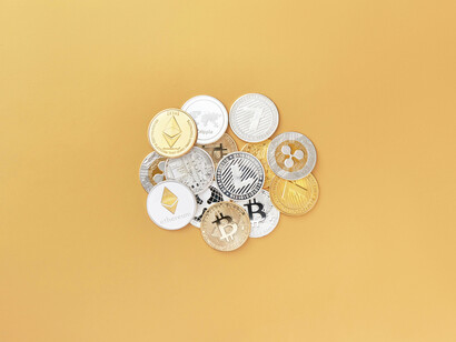 Monete. Uno dei grandi valori a cui molte criptomonete, credo, puntino ad amplificare è certamente la decentralizzazione monetaria 