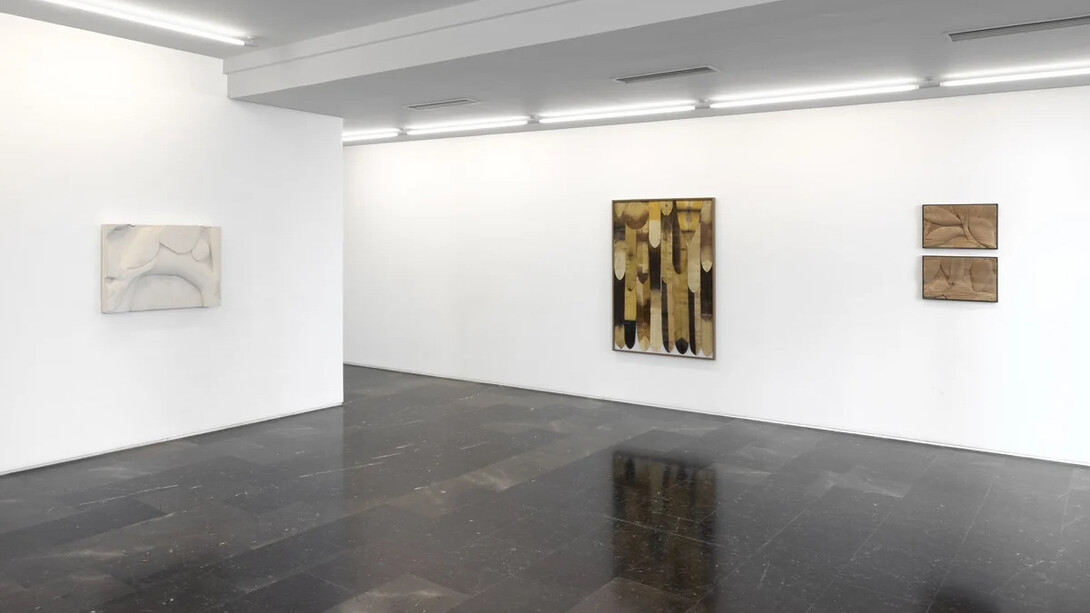 Varios artistas, En las noches más oscuras lucen las más brillantes estrellas, vista de exhibición. Cortesía de la Galería Luis Adelantado