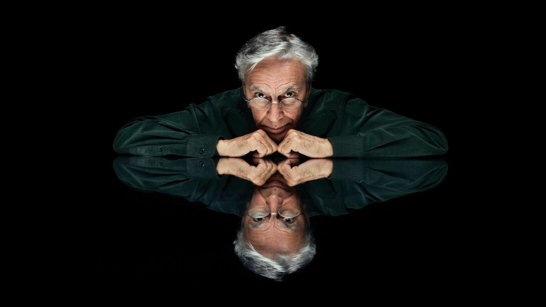 Caetano Veloso. L'artista brasiliano non è solamente un compositore, cantante, chitarrista, ma anche uno scrittore e militante politico di straordinaria levatura, al punto da rappresentare un crocevia intellettuale obbligato per capire a fondo la storia del Brasile, il suo vasto e controverso Paese, esteso quanto un continente e con una tradizione musicale ricchissima