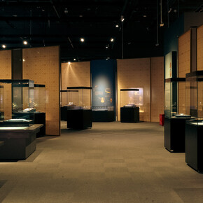 Radiance: ancient gold ornaments from the mengdiexuan collection of the Hong Kong Palace Museum, exhibition view. Courtesy of Capital Museum