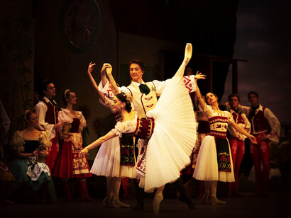 El ballet 'Coppélia' está compuesto por tres actos con coreografía de Arthur Saint-Léon, para un libreto de Saint-Léon y Charles Nuitter, y música de Léo Delibes