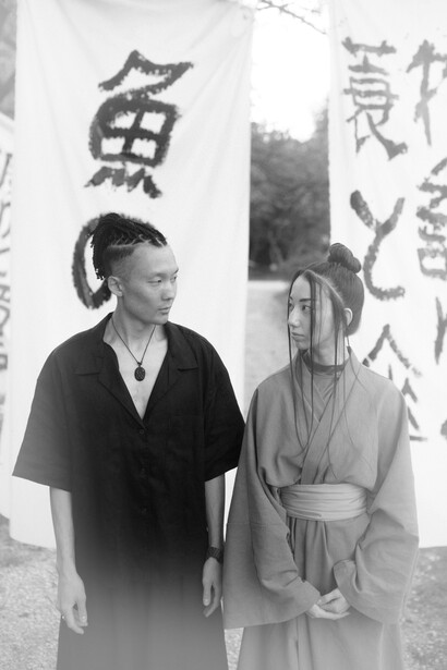 Un hombre y una mujer japoneses se miran a los ojos