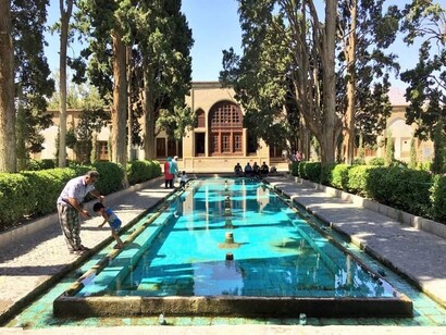 L'acqua è un elemento centrale nei giardini persiani, utilizzata per creare giochi visivi, irrigare e simbolizzare la vita e la purezza. Giardino di Fin o Bagh-e Fin, Kashan, Iran