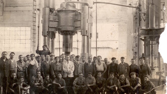 Chile, 1950, taller de herrería: operarios delante de prensa a vapor recién estrenada