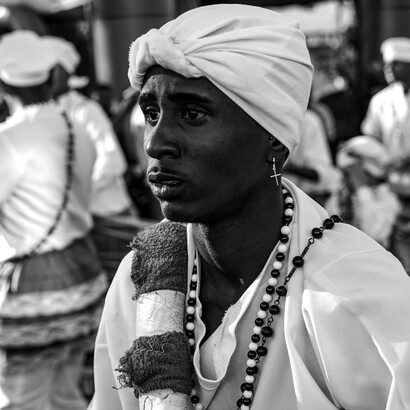 A Festa de Nossa Senhora do Rosário em Oliveira, Minas Gerais, Brasil dedicada à excelsa Rainha, é um evento marcante na cidade, honrando os santos padroeiros e preservando a rica cultura do povo negro, inclusive com homenagens póstumas aos congadeiros falecidos