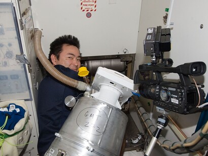  L'astronauta Aki Hoshide dell'Agenzia spaziale giapponese (JAXA), ingegnere di volo della Spedizione 33, esegue la rimozione e la sostituzione della pompa dell'acqua DKiV e del serbatoio di pretrattamento E-K con il relativo tubo flessibile nel modulo Tranquility della Stazione Spaziale Internazionale. L'E-K contiene cinque litri di soluzione di pretrattamento, ovvero una miscela di H2SO4 (acido solforico), CrO3 (ossido di cromo, per l'ossidazione e il colore viola) e H2O (acqua). Il liquido di pretrattamento viene miscelato con acqua nel distributore DKiV e utilizzato per lo scarico dei servizi igienici. Credit: NASA