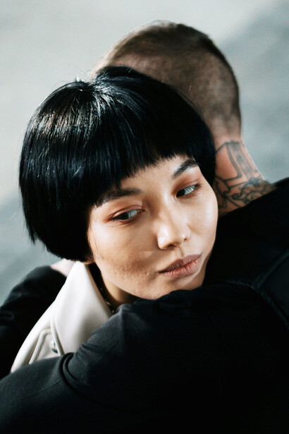 Mujer abrazando a un hombre indiferentemente