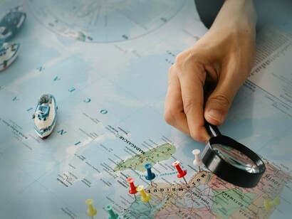 Mapa-mundi. Ao fim do século XIX, após a unificação da Alemanha, o sueco Kjellén, também como se viu, retornou às teses principais Ratzel com o propósito de lhes ofertar cientificidade. A sua primeira contribuição foi criar o termo geopolítica e, em seguida, definir os estudos geopolíticos como a “ciência” que analisa “o estado como um organismo geográfico que se traduz no espaço e se manifesta da forma de país, território, região ou mesmo império”