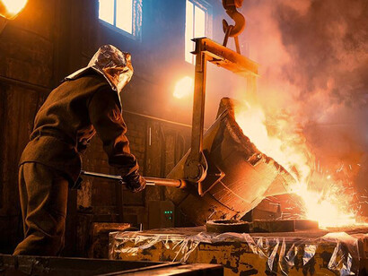 Trabajador en una planta metalúrgica de cobre