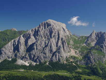 Da sinistra  a destra  Monte Peralba, Passo Sesis, Chiadenis