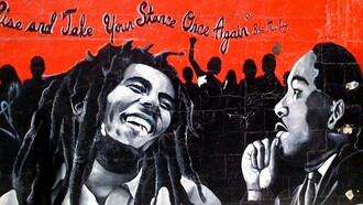 Mural localizado em Chicage, Estados Unidos, com Bob Marley e Marting Luther King Jr. lado a lado com a frase "Rise and take your stance once again" (Levantem-se e tomem suas posições novamente). Quanto a polarização atual do mundo, um antídoto: ouçamos Bob Marley! Quando nos sentirmos tentados a mergulhar em uma das extremidades desta polarização; paremos e, como um exercício de busca pela paz tão necessária atualmente, nos abstenhamos de qualquer tipo de preconceito e ouçamos Bob Marley, principalmente nos atentemos as mensagens contidas em suas belas canções