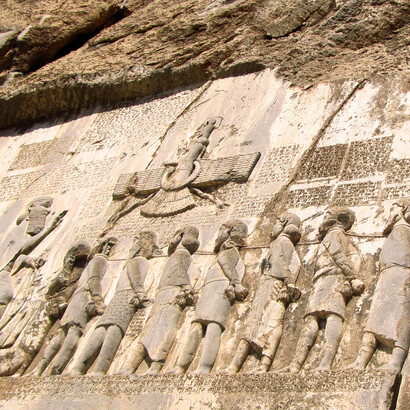 Mientras el eterno retorno es indemostrable y simula una eternidad que contradice otros principios defendidos por Nietzsche, el superhombre es un deseo sin fundamento empírico