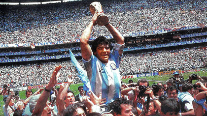 Maradona levantando la copa del Mundial de Fútbol de 1986. A lo largo de la historia del fútbol, los jugadores han debido enfrentarse a decisiones tomadas desde el poder institucional, donde dirigentes y organismos internacionales imponen condiciones que muchas veces escapan al control de quienes están dentro del campo