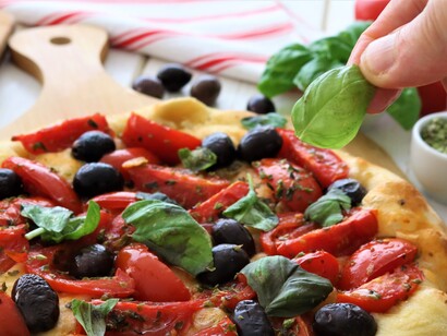 La pizza napoletana, con il suo impasto morbido e il cornicione alto, ha dettato gli standard della pizza perfetta a livello globale. La tecnica e lo stile napoletano hanno stabilito un modello universale di eccellenza