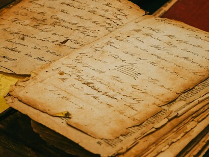 John Wilkins (1614-72), filósofo e teólogo inglês, tentou criar a "Língua Filosófica” (An Essay Towards a Real Character, and a Philosophical Language, 1668), universal, visando unir todas as outras línguas do mundo e facilitar a comunicação entre diferentes culturas, projecto que, apesar de não implementado, teve algum sucesso na intelligenzia sua contemporânea