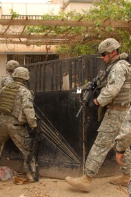 "Iraqi Freedom". Soldati dell'esercito statunitense entrano in una casa abbandonata alla ricerca di possibili armi o altri materiali illegali durante una pattuglia a Haidraq, Iraq, il 6 aprile 2008