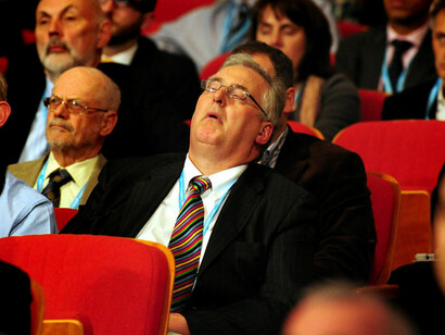 La prima fila è una trappola mortale perché, all’arrivo puntuale della noia e dello sforzo per reprimere lo sbadiglio, non c’è alcuna possibilità di fuga