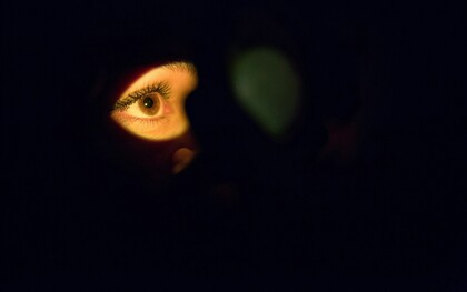 Dans la pénombre, un oeil introspectif s'invite et se propose de percer le mystère de nos vies 