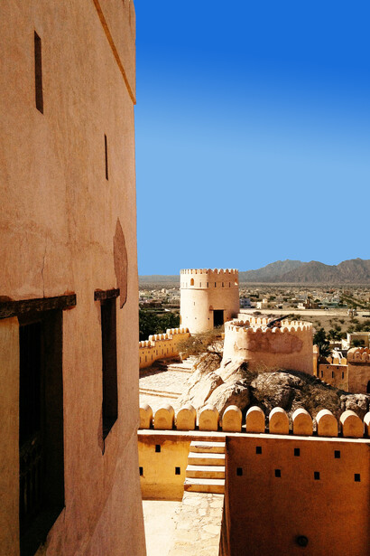 Nakhal, incastonata ai piedi delle montagne Hajar, è famosa per la sua imponente fortezza e per le sorgenti termali che sgorgano tra palme e rocce nel cuore dell’Oman. Nakhal, Oman