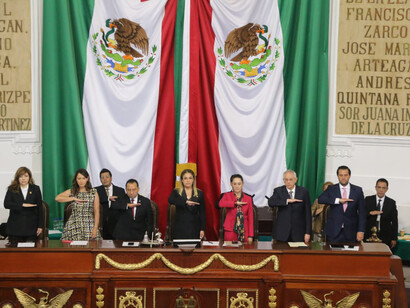 Claudia Sheinbaum and her cabinet saluting the Mexican flag