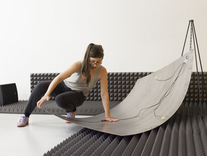 Lou Masduraud, Flat reverb, 2014, installation, plaque d'acier, mousse acoustique alvéolée, capteurs piézoélectriques, métal, enceinte, dimensions variables, Courtesy Lou Masduraud