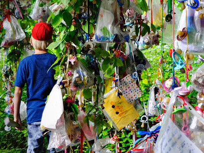 Un niño se despide de su chupete
