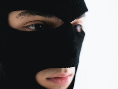 Criminoso utilizando balaclava para esconder o rosto