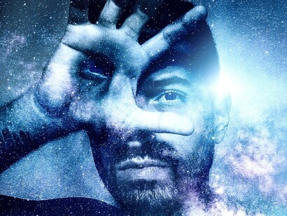 O terapeuta propõe ao paciente um cenário imaginário que vai desenvolvendo com símbolos 